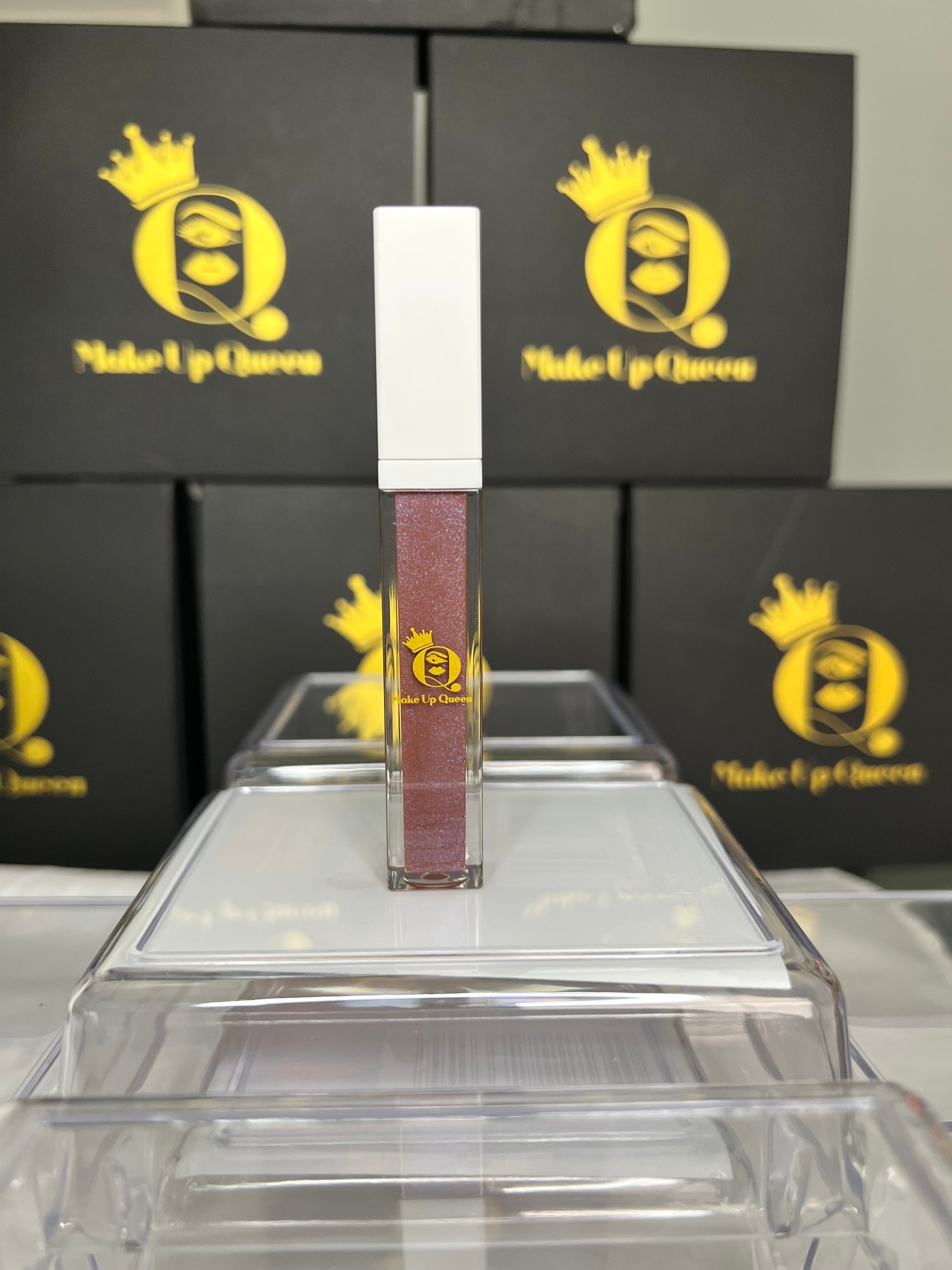 Paraben Free / EU Compliant / Gluten Free and Vegan/ Cruelty Free  Square: Net Wt. 40g/  This pigmented lightweight long lasting lip-gloss can be worn alone or layered with our liquid matte long wearing lipstick for long lasting color and shine. You can expect the following while wearing our lip-gloss! shine; plump; holographic; clear; shimmer;' glitter; soothing; translucent; frosted; glittery; glossy; nourish; cushiony; smooth; smudge proof; moisture；